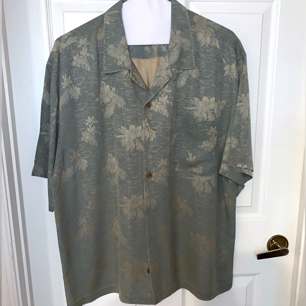 Tommy Bahama 100% silk men’s shirt with tropical flower print.